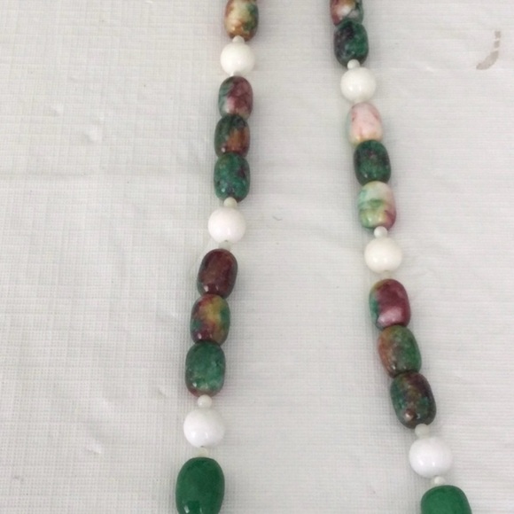 Woman’s Stone Necklace with clasp color green white some red - Picture 5 of 5